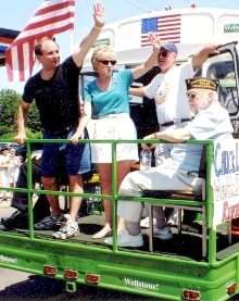 Paul and Sheila Wellstone campaigning on the green bus